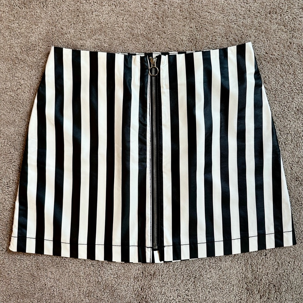 Black & White Striped Faux Leather Mini Skirt Beetlejuice 🖤🤍